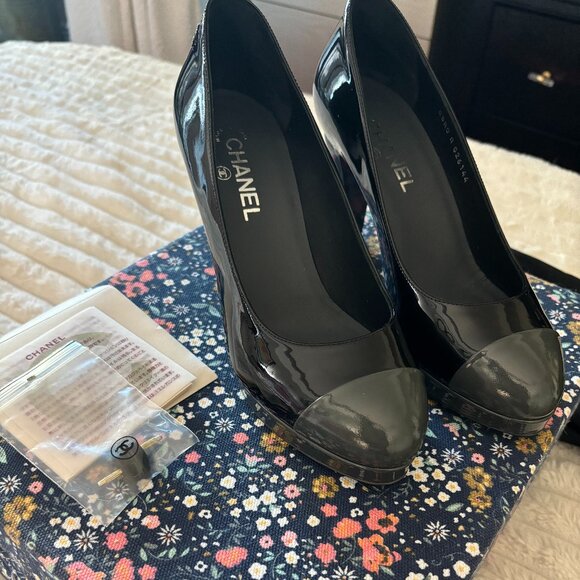 NWOB - Authentic - Chanel Vintage Interlocking CC Pumps Size 40 - Picture 1 of 11